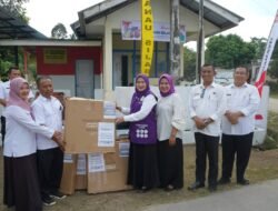 Ketua Tim Pembina (TP) Posyandu Kabupaten Asahan Serahkan Bantuan Meja dan Kursi untuk Posyandu