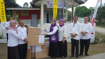 Ketua Tim Pembina (TP) Posyandu Kabupaten Asahan Serahkan Bantuan Meja dan Kursi untuk Posyandu