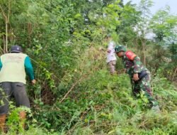 Babinsa Koramil 1406-02/Tanasitolo Laksanakan Karya Bakti Pembersihan TPU dan Pinggir Jalan