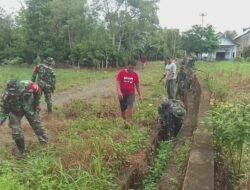 Perlancar Aliran Air, TNI dan Masyarakat Laksanakan Karya Bhakti Pembersihan
