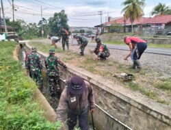 Koramil 1406-10/Pitumpanua Laksanakan Karya Bhakti Pembersihan Jalan dan Selokan Bersama Masyarakat