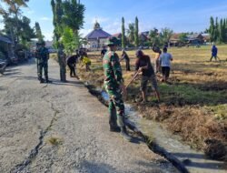 Koramil 1406-02/Tanasitolo Laksanakan Karya Bhakti Pembersihan Saluran Air Bersama Masyarakat