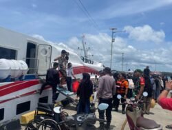 Polsek Pitumpanua Perketat Pengawasan di Pelabuhan Siwa, Ratusan Penumpang Menyeberang ke Tobaku