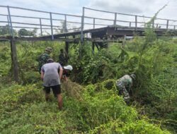 Koramil 1406-06/Pammana Laksanakan Karya Bhakti Pembersihan Kolom Jembatan Gantung