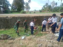 Babinsa Koramil 1406-08/Sabbangparu Bersama Siswa SMPN 2 Sabbangparu Laksanakan Karya Bakti Pembersihan Irigasi