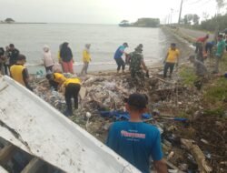 Koramil 1406-10/Pitumpanua Bersama Tripika Laksanakan Karya Bhakti Pembersihan Pantai