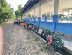 Koramil 1406-08/Sabbangparu Laksanakan Karya Bhakti Pembersihan Saluran Lapangan Trikora Bersama Mahasiswa KKN