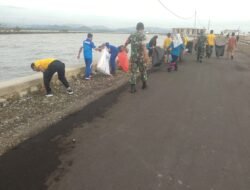 Koramil 1406-10/Pitumpanua Laksanakan Karya Bhakti Pembersihan Pantai Bersama Tripika