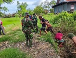 Koramil 1406-02/Tanasitolo Laksanakan Karya Bhakti Pembersihan Selokan dan Talut Bersama Masyarakat
