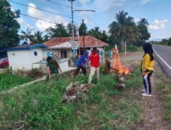 Babinsa Koramil 1406-10/Pitumpanua Laksanakan Gotong Royong Bersama Warga