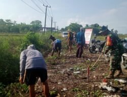 Koramil 1406-09/Sajoanging Laksanakan Karya Bhakti Pembersihan Bahu Jalan dan Saluran Air