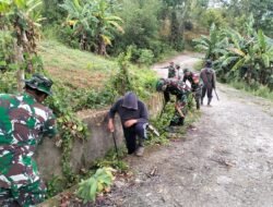 Koramil 1406-10/Pitumpanua Laksanakan Karya Bhakti Pembersihan Jalan dan Selokan Bersama Masyarakat