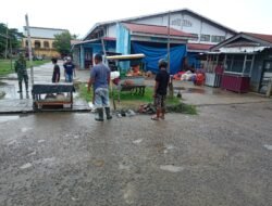 Koramil 1406-08/Sabbangparu Laksanakan Karya Bakti Pembersihan Pasar Salojampu Bersama Warga