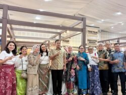 Curi Perhatian di Persit Bisa 2026, Kasad dan Ketua Umum Persit KCK Kunjungi Booth Tenun Sutera Sengkang, UMKM Persit Wajo