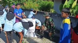 Koramil 1406-03/Maniangpajo Laksanakan Karya Bhakti Pembersihan Drainase Bersama Masyarakat dan Anak Sekolah