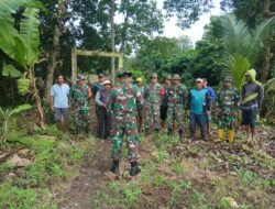 Koramil 1406-03/Maniangpajo Laksanakan Karya Bhakti Pembersihan Area Jembatan Gantung Bersama Warga