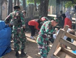 Koramil 1406-01/Tempe Laksanakan Karya Bhakti Pembersihan Selokan dan Saluran Air Bersama Masyarakat