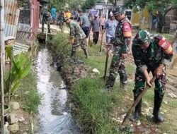 Koramil 1406-10/Pitumpanua Laksanakan Karya Bhakti Pembersihan Selokan dan Saluran Air Bersama Masyarakat