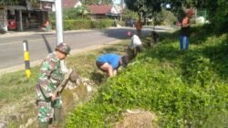 Peduli Kebersihan Lingkungan, Personil TNI Laksanakan Karya Bhakti Pembersihan Lingkungan