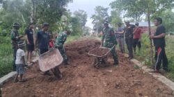 TNI – Warga Gotong Royong Timbun Jalan Tani
