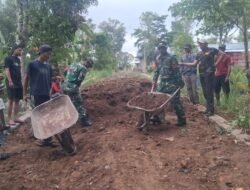 TNI – Warga Gotong Royong Timbun Jalan Tani