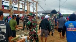 Perkuat Semangat Gotong-Royong, TNI Bantu Warga Dirikan Rumah
