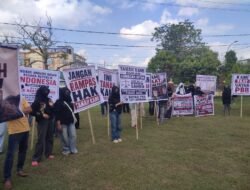 Tuntut Keadilan, Puluhan Warga Gelar Aksi Damai di Pengadilan Negeri Sengkang