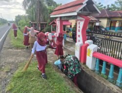 Koramil 1406-06/Pammana laksanakan Karya Bhakti bersama siswa SD 224 Pammana bersihkan saluran air