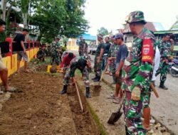 Koramil 1406-09/Sajoanging Laksanakan Karya Bhakti Pembersihan Parit dan Saluran Air