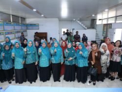 Ketua TP PKK Kabupaten Asahan Serahkan Bantuan Pengembangan Usaha Kepada Kelompok Pemberdayaan dan Kesejahteraan Keluarga di Kelurahan Sentang