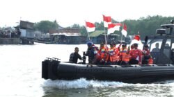 Bupati Asahan Kibarkan Bendera Merah Putih Raksasa di Muara Selat Malaka