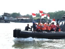 Bupati Asahan Kibarkan Bendera Merah Putih Raksasa di Muara Selat Malaka