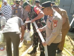 Bantu Warga Hadapi Krisis Air, Babinsa Kodim 1406/Wajo Dampingi Distribusi Air Bersih