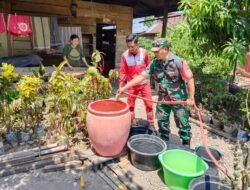 Babinsa Koramil 1406-08/Sabbangparu Dampingi Penyaluran Bantuan Air Bersih Bagi Warga Desa Bentenglompoe