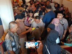 Pengurus Masjid At Taubah Pasar Sentral Salurkan Pakaian Jadi dan Uang Tunai