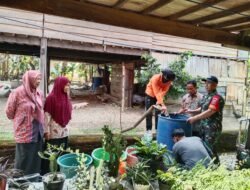 Babinsa Koramil 1406-10/Pitumpanua Dampingi Penyaluran Air Bersih bagi Warga Terdampak Kemarau