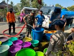 Kekeringan Melanda, Babinsa Tempe dan BPBD Wajo Distribusikan Air Bersih di Tanasitolo
