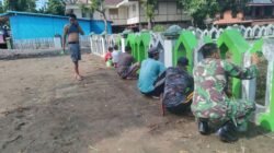 Babinsa Koramil 1406-08/Sabbangparu Bantu Warga Mengecat Pagar Masjid di Desa Pasaka