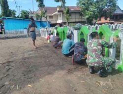 Babinsa Koramil 1406-08/Sabbangparu Bantu Warga Mengecat Pagar Masjid di Desa Pasaka