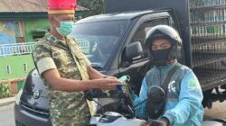 Lindungi Warga dari Paparan Asap Karhutla, Kodim 1406/Wajo Turun Langsung Bagikan Masker