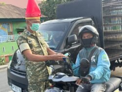 Lindungi Warga dari Paparan Asap Karhutla, Kodim 1406/Wajo Turun Langsung Bagikan Masker