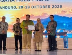Bupati Wajo Terima Penghargaan dari SKK Migas di Bandung